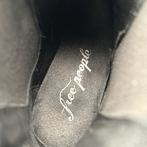 Free People Atlas Puffer Chelsea Boots
Black Womens Size 38.5 - Picture 10 of 13